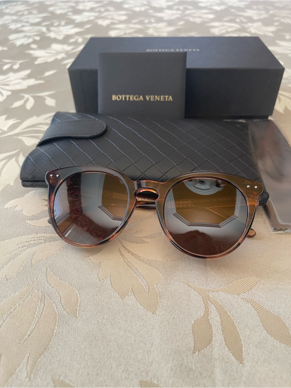 Bottega Veneta Tortoiseshell Round Sunglasses with Brown Gradient Lenses